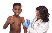 非裔美国男孩注射流感疫苗，竖起大拇指