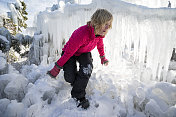 女人爬出冰柱在冰冻的仙境森林