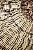一个棕色柳条海滩伞的部分特写视图。