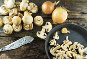 新鲜蘑菇放入平底锅，准备烘烤