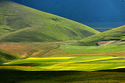 Piano Grande di Castelluccio，位于绿色山丘上的村庄，意大利