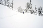 冬日里一个人滑雪