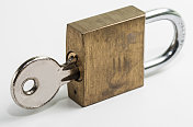 旧银钥匙在旧黄铜挂锁