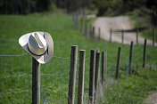 牛仔帽和栅栏