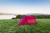 望着温德米尔湖的红色帐篷