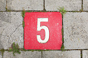 红色瓷砖上写着数字5
