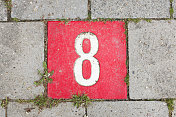 红色瓷砖上写着数字8