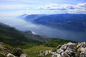 意大利加尔达湖，绿松石般的天堂，位于马尔切辛的阿尔卑斯山巴尔多山之上