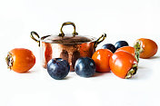铜锅，柿子和李子。