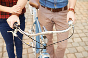 一对夫妇骑着老式自行车