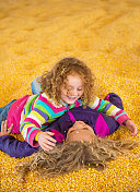两个女孩在玉米坑里玩