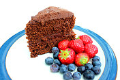 丰富的自制巧克力蛋糕，配上草莓和蓝莓