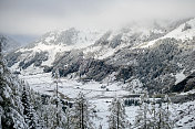 雪山在太阳日