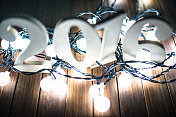 木制的2016年圣诞彩灯上的新年文字