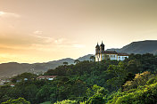 巴西米纳斯吉拉斯州乌罗普雷托教堂的日落