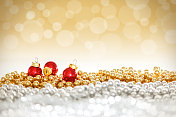 圣诞和奢华概念红色小玩意和闪亮的珍珠
