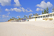 商店和餐馆在肘海滩，百慕大。