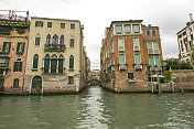 意大利威尼斯水道旁的历史建筑