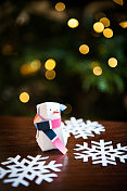 纸折纸雪人与围巾背对散焦背景