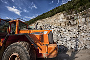 花岗岩采石场的重型机械。