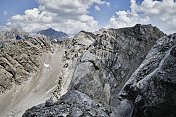意大利阿尔卑斯山白云岩中的岩石