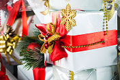 圣诞礼品盒与圣诞装饰