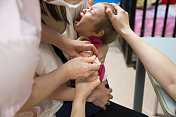 婴儿接受疫苗接种