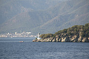 土耳其穆格拉马尔马里斯湾海灯号附近的一艘小摩托艇
