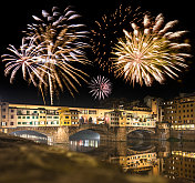 佛罗伦萨维奇奥桥的新年之夜