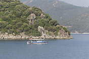 土耳其穆格拉爱琴海马尔马里斯湾的一艘小游船