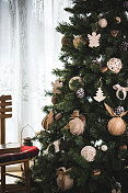 用自制的装饰品装饰的圣诞树