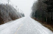 冬天下雪的路