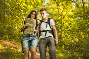 年轻夫妇一起看地图。