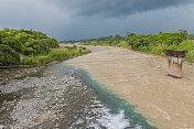 哥斯达黎加暴雨肆虐中美洲乡村河流景观