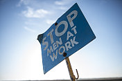 复古蓝色标志“阻止男人工作”