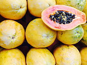 在夏威夷考艾岛的农贸市场，多汁的成熟木瓜