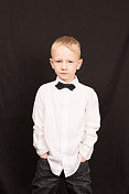 穿着漂亮的小男孩肖像白色衬衫和黑色领带