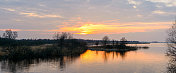 冬天的Wieden Weerribben自然保护区的日落