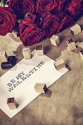 浪漫的红玫瑰花束和情人节卡片