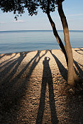 摄影师在海滩上的影子