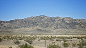 加州沙漠路边山景观，死亡谷国家公园