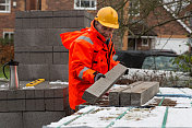 在英国房屋工地工作的男性建筑工人