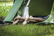 一对脚在帐篷外的夫妇