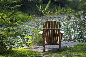 池塘边的椅子