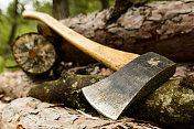 斧头在一堆木柴上