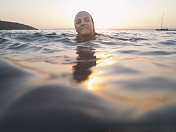 宁静女子游泳，爱琴海，Akbuk，土耳其