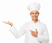 自信的厨师在推销隐形产品的同时做手势