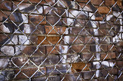 铁链栅栏和砖墙