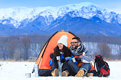 新婚夫妇在雪山露营