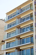 高层建筑的玻璃栏杆阳台